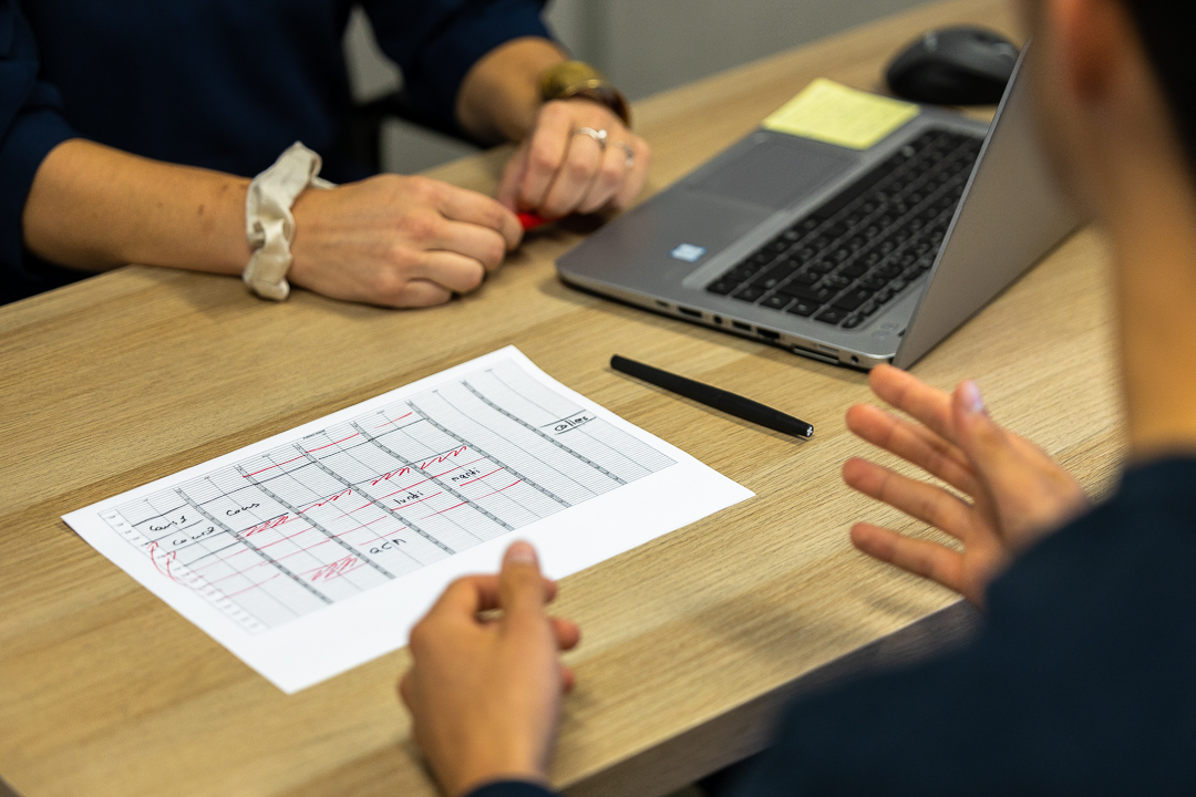Étudiantes SupDijon échangeant autour d’une table à Dijon